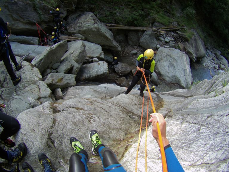 Descente en rappels en canyoning en Savoie